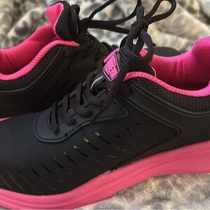 Black and Pink Women's Athletic Shoes fierro en la punta